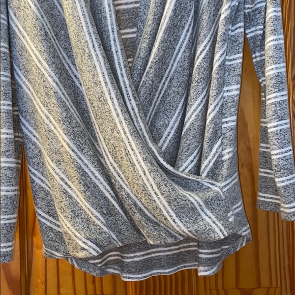 NWT GRAY TOP!✨ - Picture 3 of 4